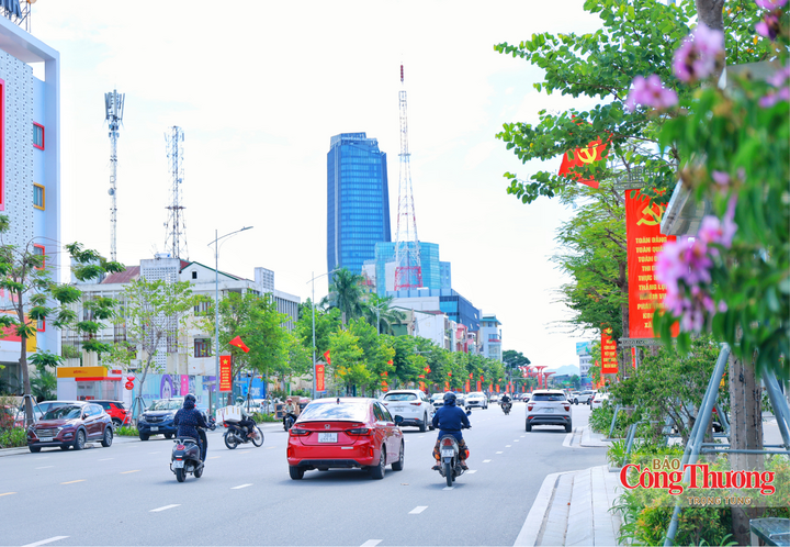 Dọc theo các đại lộ, những hàng cờ đỏ sao vàng tung bay phấp phới trong nắng thu, xen lẫn là các cụm pano, áp phích khổ lớn rực rỡ sắc màu tuyên truyền về Đảng quang vinh, Bác Hồ vĩ đại và truyền thống anh hùng của dân tộc.
