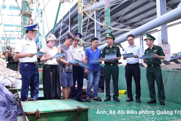 Cán bộ, chiến sĩ Đồn Biên phòng Triệu Vân tuyên truyền chống khai thác IUU cho ngư dân.