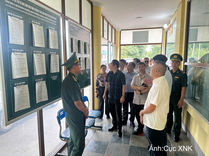Nhóm phối hợp liên ngành hai nước Việt Nam và Lào kiểm tra thực tế tại Cửa khẩu quốc tế Tây Trang.