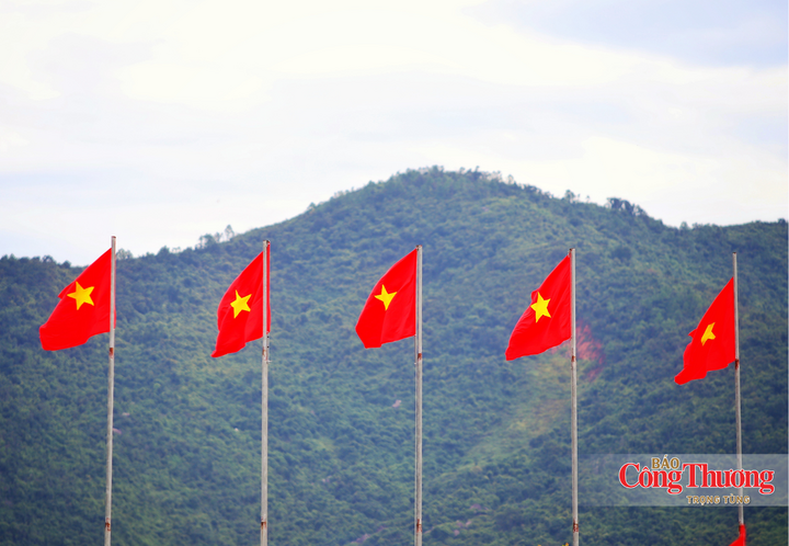 Hình ảnh lá cờ Tổ quốc tung bay trong gió mang đến một vẻ đẹp thiêng liêng.