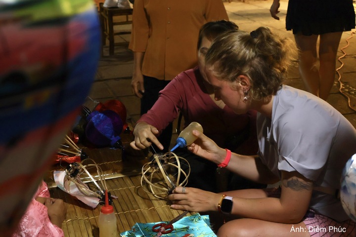 “Tôi đã khám phá rất nhiều hoạt động tại đây, làm lồng đèn, điêu khắc gỗ cho đến làm chiếu. Cảm giác thật tuyệt khi ngồi trải nghiệm trong một không gian như thế này, mọi người cùng làm, cùng hướng dẫn nhau. Thật sự rất vui”, du khách Alice, đến từ Anh bày tỏ.