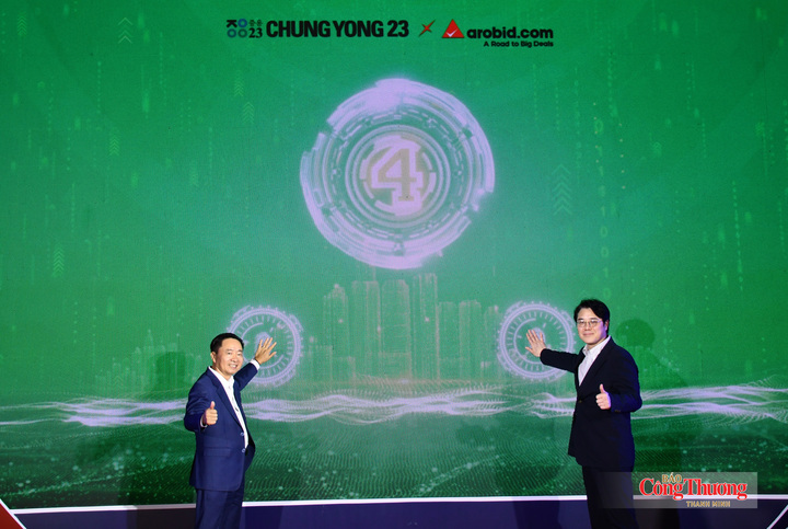 Ông Trần Văn Chín, Chủ tịch Arobid.com và ông Kim Joung Tae CEO CHUNGYONG23 Corp, thực hiện nghi thức ra mắt CHUNGYONG23 Global Digital Trade & Investment Hub - Powered by Arobid.com, tại sự kiện.