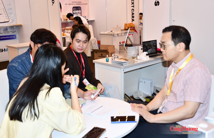 Khách tham quan tìm hiểu các sản phẩm của Hàn Quốc tại "Ngày hội Xúc tiến giao thương - Cánh cửa kết nối thị trường Hàn - Việt 2026” - HCMC K-Brand Expo 2026.