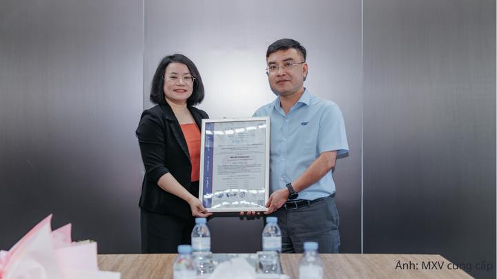 Ông Đặng Việt Hưng - Tổng Giám đốc MXV nhận Chứng nhận ISO.