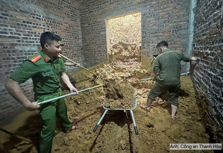 Công an xã Yên Nhân chung tay cùng nhân dân khắc phục hậu quả mưa bão