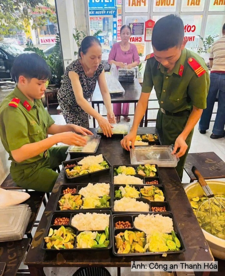 Cán bộ, chiến sĩ Phân trại tạm giam Hoằng Hóa trực tiếp chuẩn bị những suất cơm bảo đảm vệ sinh, dinh dưỡng cho bệnh nhân đang điều trị tại các bệnh viện