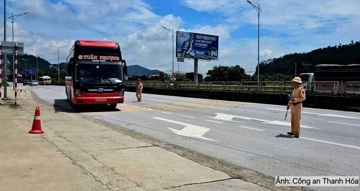 Lực lượng Cảnh sát giao thông Công an tỉnh Thanh Hóa tăng cường tuần tra, kiểm soát khép kín, tập trung tại các tuyến giao thông trọng điểm, tuyến dẫn đến khu vực tham quan, du lịch, khu vực tập trung đông người, và các nút giao với cao tốc Bắc - Nam.