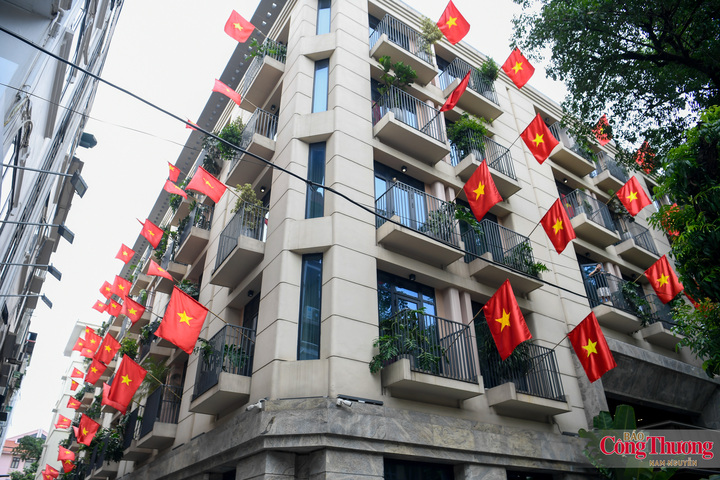 Nhìn lá cờ tung bay, người dân cảm nhận càng rõ hơn giá trị của hai tiếng "hòa bình".