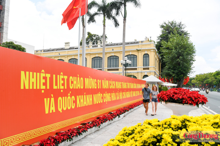 Trụ sở UBND Thành phố Hà Nội trang hoàng với dòng chữ "Nhiệt liệt chào mừng 81 năm Cách mạng Tháng Tám thành công (19/8/1945-19/8/2026) và Quốc khánh Nước Cộng hòa xã hội chủ nghĩa Việt Nam (2/9/1945-2/9/2026)" rực sáng trong sắc đỏ.