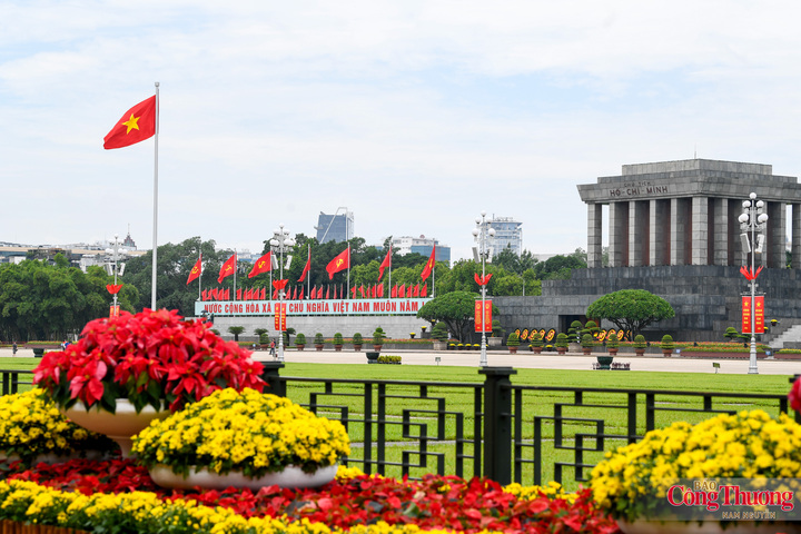 Quảng trường Ba Đình rực rỡ cờ hoa chào ngày lễ lớn.