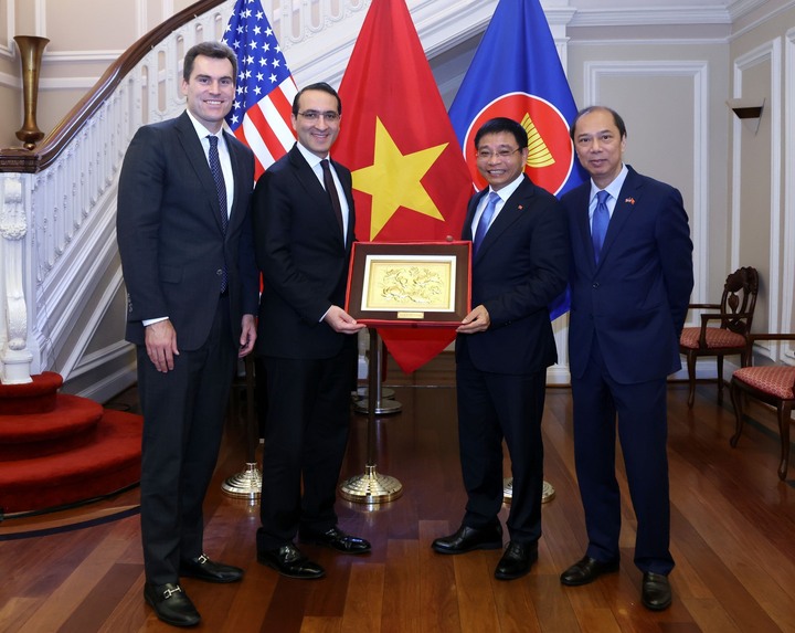 Phó Thủ tướng Nguyễn Văn Thắng tặng quà lưu niệm cho lãnh đạo Bộ Thương mại Hoa Kỳ - Ảnh chinhphu.vn/Đức Tuân