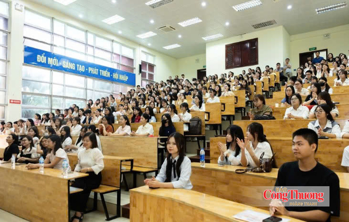 Sinh viên Đại học Công nghiệp Hà Nội  nhập học tại cơ sở 3 (Ninh Bình).