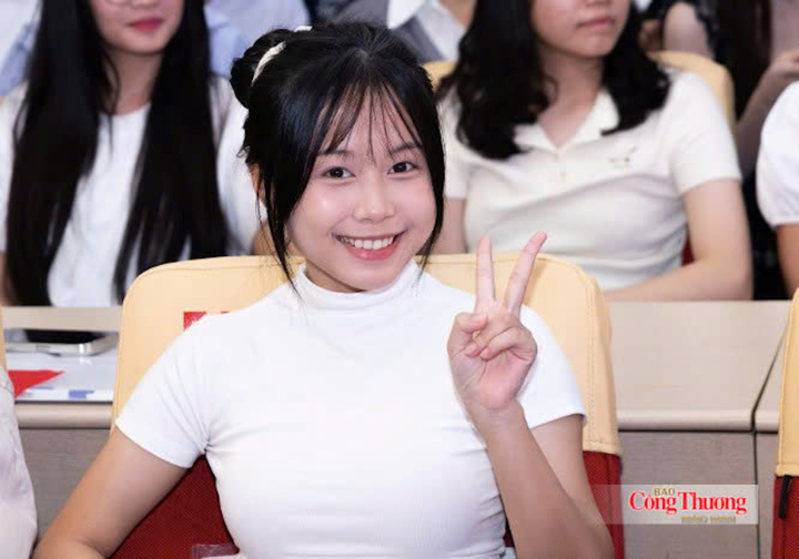 Sinh viên Đại học Công nghiệp Hà Nội tự tin trong ngày nhập học.