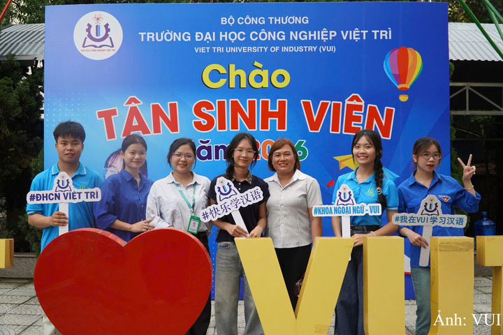 Tân sinh viên chụp ảnh kỷ niệm tại Trường Đại học Công nghiệp Việt Trì trong ngày nhập học.