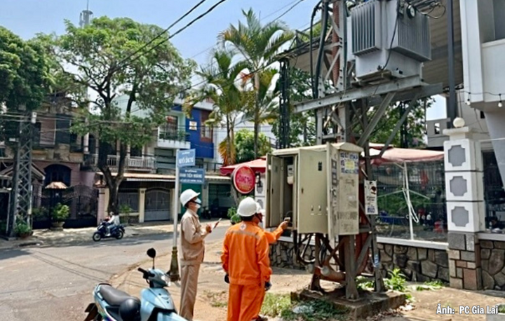 Kiểm tra các trạm biến áp, tuyến đường dây cấp điện cho các phụ tải quan trọng trước kỳ nghỉ Quốc khánh.