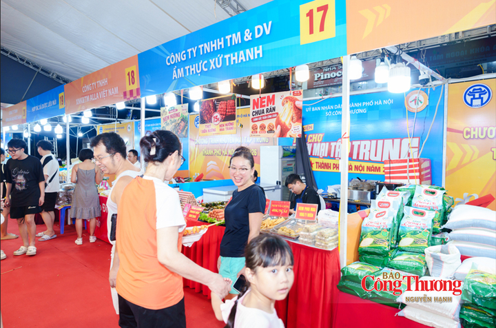 Người dân tham quan mua sắm tại các gian hàng.