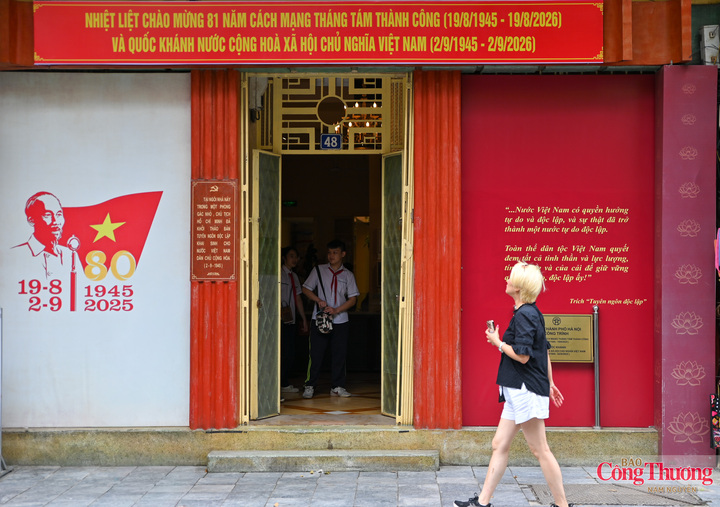 Ngôi nhà 48 Hàng Ngang là nơi Bác Hồ viết bản thảo " Tuyên ngôn Độc lập".