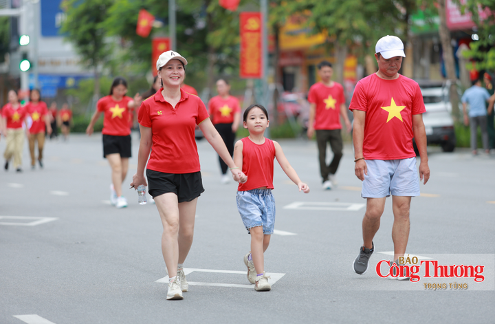 Các em nhỏ cùng người thân hưởng ứng hoạt động đi bộ.