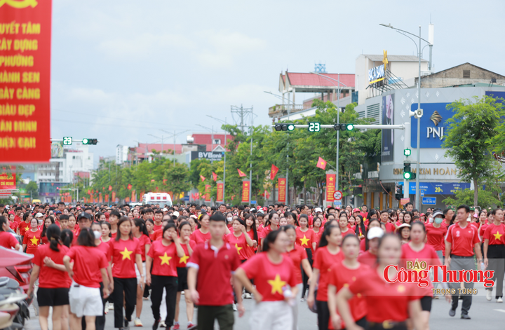 3.000 người tại điểm cầu Thành Sen cùng các tầng lớp nhân dân tại các xã, phường trên địa bàn toàn tỉnh đồng loạt đi bộ "Cùng Việt Nam tiến bước".