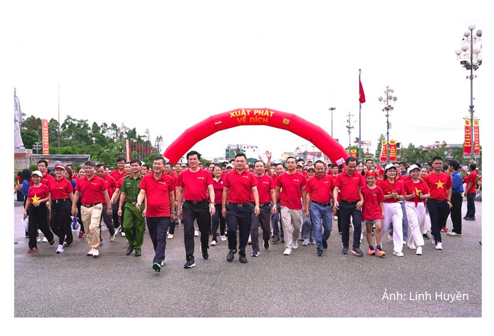 Lãnh đạo tỉnh Nghệ An đi bộ hưởng ứng chương trình