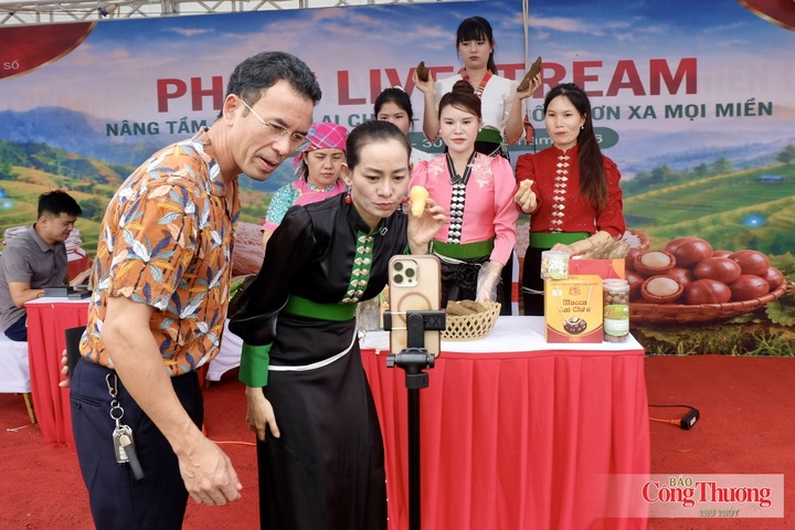Nhóm livestream Cô Ba Hồng và "Bình Lư Digital" trong phiên livestream sáng 30/8/2026.
