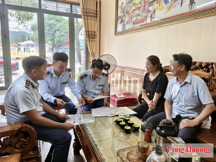 Đội Quản lý thị trường số 3 tuyên truyền, tổ chức ký cam kết với các hộ kinh doanh dịch vụ thực phẩm trên địa bàn.