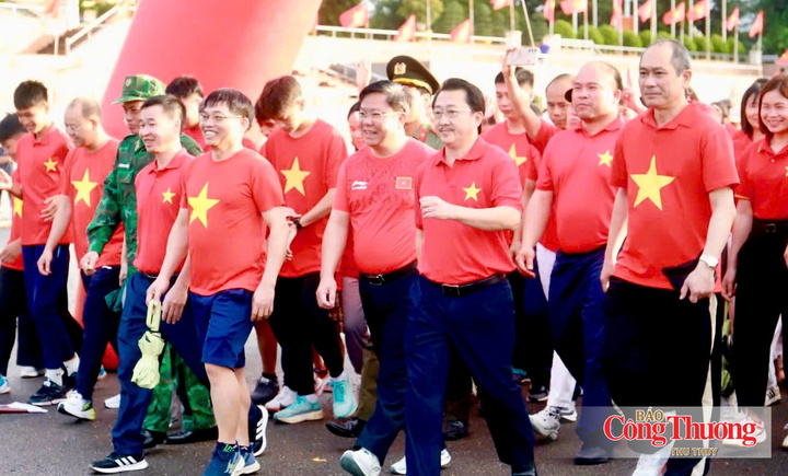 Phó Bí thư Tỉnh ủy, Trưởng đoàn Đại biểu Quốc hội tỉnh Lai Châu Sùng A Hồ cùng đại diện các sở, ban, ngành, đoàn thể, lực lượng vũ trang và đông đảo người dân tham dự sự kiện.