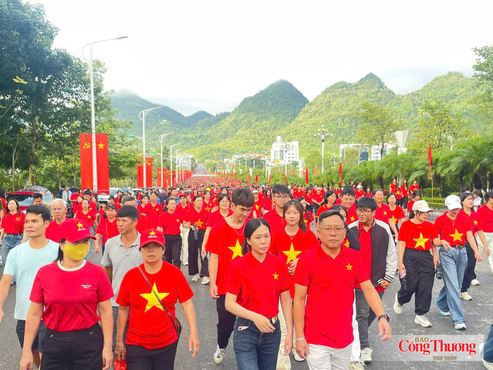 Người dân háo hức được tham gia sự kiện.