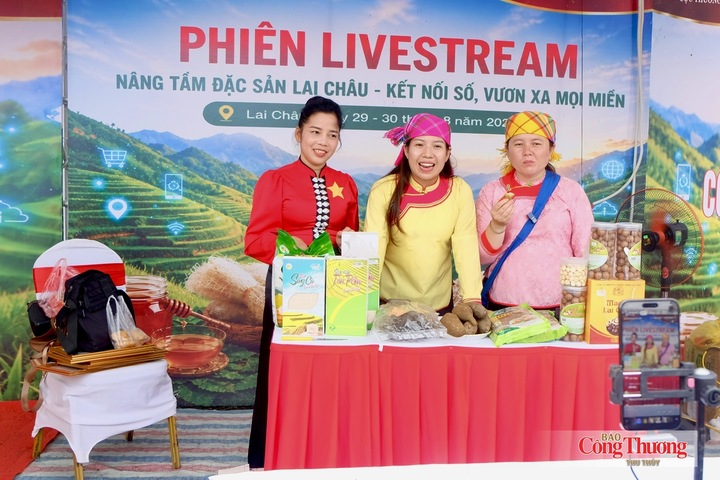 Nông sản xã Than Uyên như gạo Séng cù "hút" khách trong phiên livestream sáng 30/8/2026.