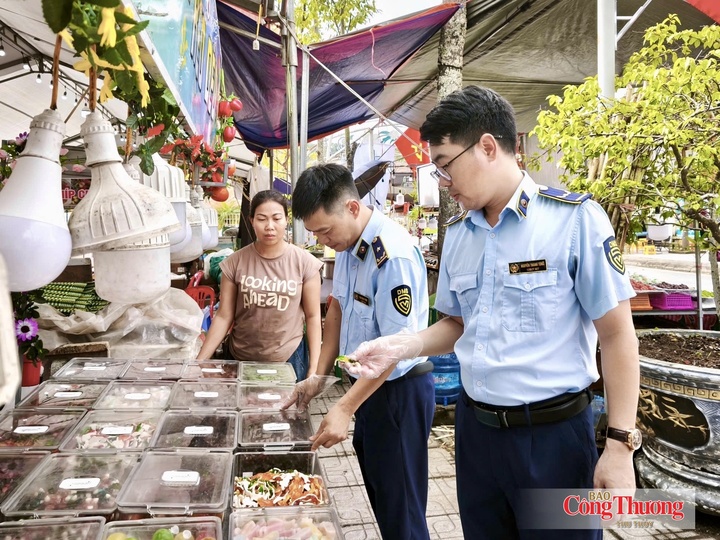 Lực lượng Quản lý thị trường kiểm tra tại các cửa hàng kinh doanh trong chuỗi sự kiện Tết Độc lập 2/9 tại Than Uyên.