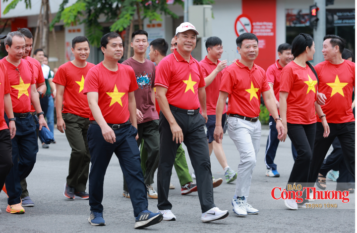 Mỗi người dân khi tham gia sự kiện đều mang trong mình niềm tự hào vì đã đóng góp một bước chân cá nhân vào bước chân chung của toàn đất nước