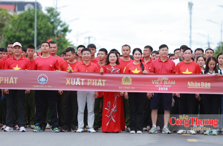 Các đồng chí lãnh đạo tỉnh cùng người dân tham gia hưởng ứng chương trình "Cùng Việt Nam tiến bước 2026".