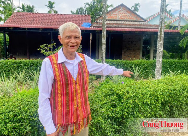 Ông Hồ Văn Cường vui mừng vì thôn bản ngày càng xanh, sạch, đảm bảo an ninh trật tự