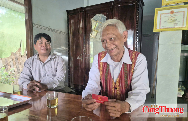 Ông Hồ Văn Cường, cùng Trưởng thôn Hồ Đức Kiểu trao đổi với phóng viên