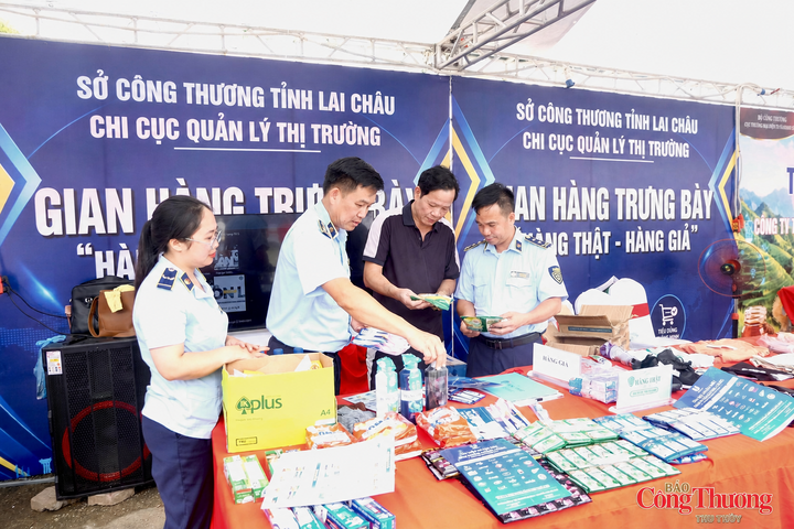 Lực lượng quản lý thị trường hướng dẫn người dân cách phân biệt hàng thật hàng giả.