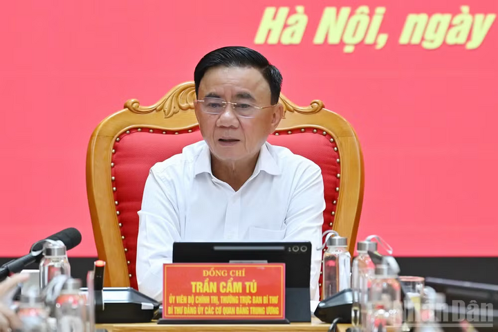 Thường trực Ban Bí thư Trần Cẩm Tú ký ban hành Kế hoạch số 08-KH/TW ngày 22/8/2026 thực hiện Nghị quyết số 25-NQ/TW của Bộ Chính trị về Chiến lược công tác tư tưởng trong bối cảnh mới. Ảnh: Duy Linh