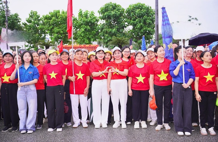 Đông đảo người dân xuống đường đi bộ