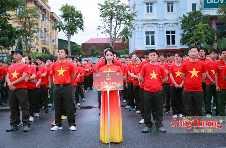 Ghi nhận tại điểm cầu Hà Tĩnh, sáng sớm ngày 30/8, Quảng trường Thành Sen (phường Thành Sen) đã có sự góp mặt của 3.000 người, trực tiếp tham gia hoạt động đi bộ.
