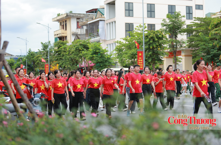 Hà Tĩnh: Gần 10.000 người sải bước ‘Cùng Việt Nam tiến bước’ - 10