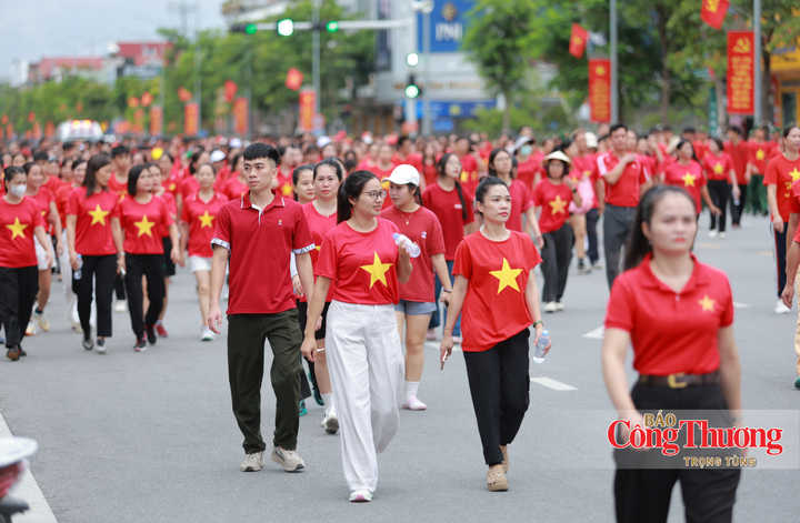 Hà Tĩnh: Gần 10.000 người sải bước ‘Cùng Việt Nam tiến bước’ - 11