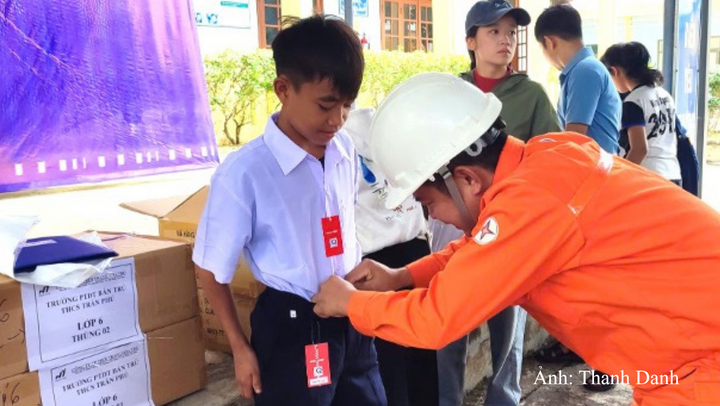 Các em học sinh mặc thử khi nhận được món quà từ AVC