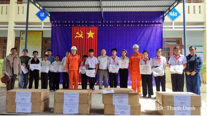 AVC phối hợp với Nhà trường trao áo quần đồng phục cho học sinh Trường Phổ thông Dân tộc Bán trú THCS Trần Phú, xã Bến Hiên, thành phố Đà Nẵng, ngày 28/8/2026