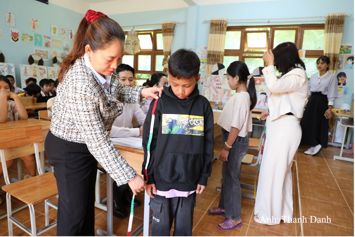 AVC phối hợp với nhà may đo trực tiếp cho từng em học sinh để bảo đảm đồng phục vừa vặn, phù hợp