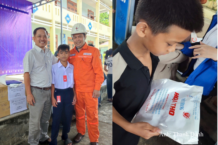 Thầy Phan Sỹ Tuấn, Hiệu trưởng Trường PTDT Bán trú THCS Trần Phú (Bên trái) cùng niềm vui của học sinh nhà trường trong đồng phục mới do AVC may tặng