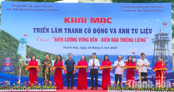 Các đại biểu cắt băng khai mạc triển lãm "Biên cương vững bền - Biển đảo thiêng liêng".