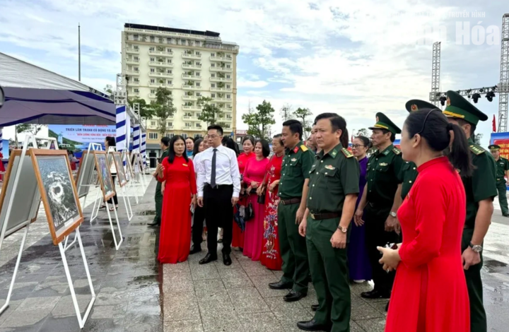 Ngay trong ngày khai mạc, đông đảo cán bộ, lực lượng vũ trang và người dân đã đến tham quan.