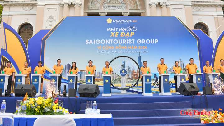 Lãnh đạo TP. Hồ Chí Minh và các đại biểu thực hiện nghi thức khai mạc Ngày hội Xe đạp Saigontourist Group vì cộng đồng năm 2026.