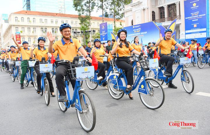 Ông Nguyễn Mạnh Cường - Phó Chủ tịch UBND TP. Hồ Chí Minh (người đầu tiên từ bên trái sang) và các đại biểu, vận động viên đồng loạt xuất phát từ Công trường Lam Sơn, diễu hành đi qua cung đường khoảng 5,1 km tại khu vực trung tâm Thành phố.