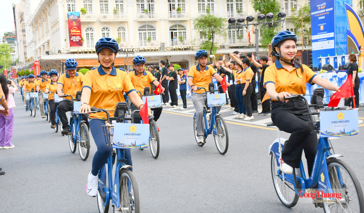 Ngay sau lễ khai mạc, hơn 1.000 người đồng loạt xuất phát từ Công trường Lam Sơn, diễu hành đi qua cung đường khoảng 5,1 km tại khu vực trung tâm Thành phố.