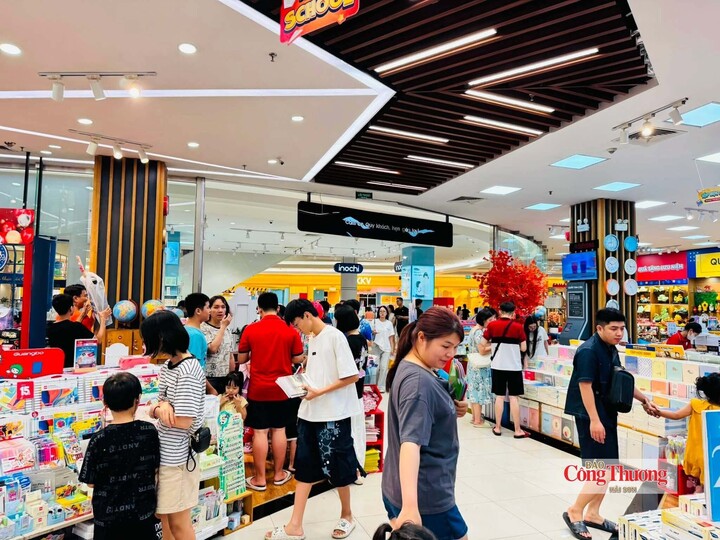 Người dân thăm quan, mua sắm tại AEON Long Biên nhân dịp Quốc khánh 2/9.